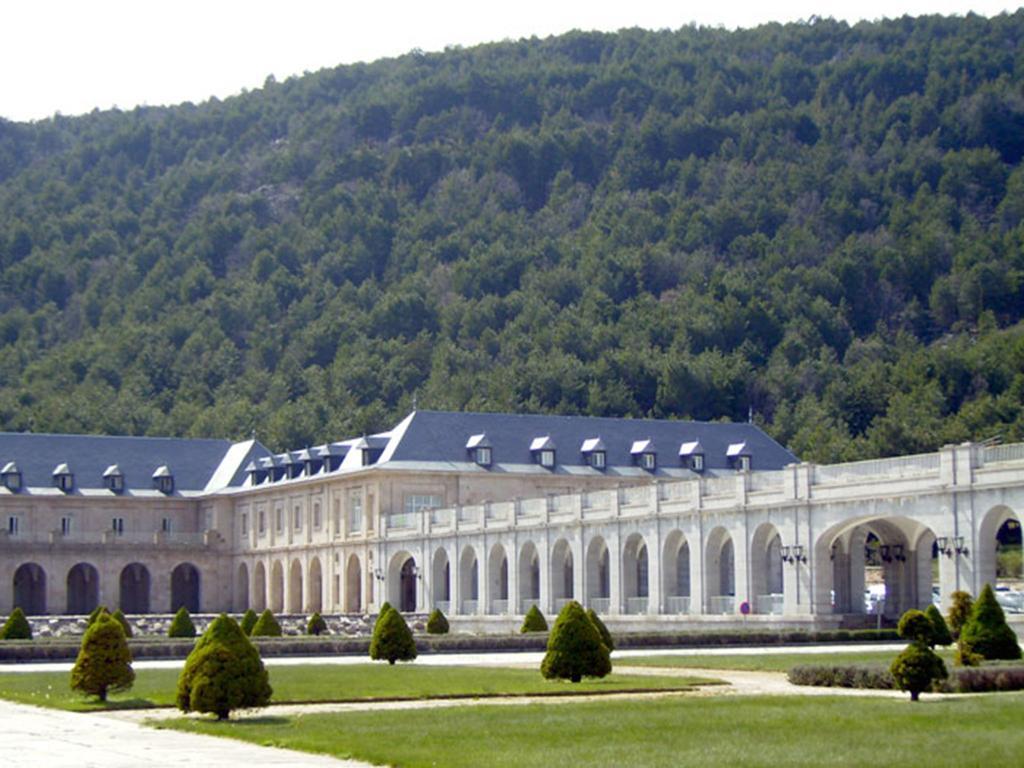 Hotel Hospederia Santa Cruz à San Lorenzo de El Escorial Extérieur photo